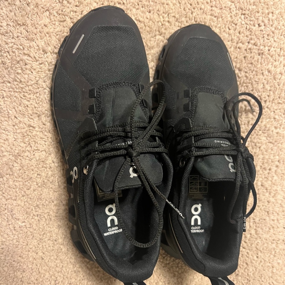 On cloud 5 tennis shoes, NWOT and without box. Did not fit right. Size 7